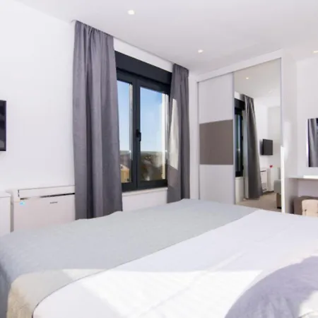 Luxury With Swimming Pool And Prime Location In Apartment Trogir