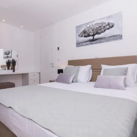 Luxury With Swimming Pool And Prime Location In Apartment