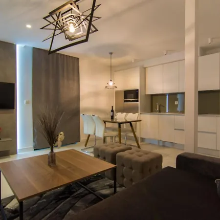 Apartment Luxury With Swimming Pool And Prime Location In *