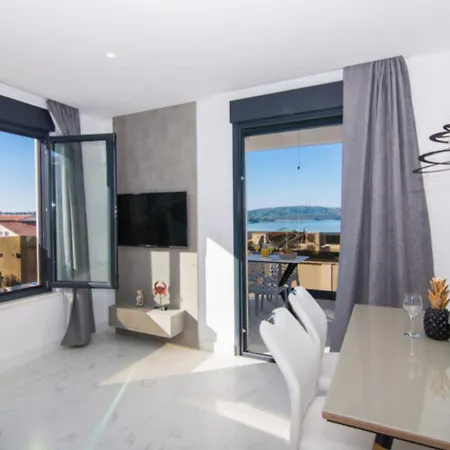 Luxury With Swimming Pool And Prime Location In Apartment