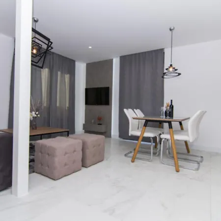 Luxury With Swimming Pool And Prime Location In Apartment *