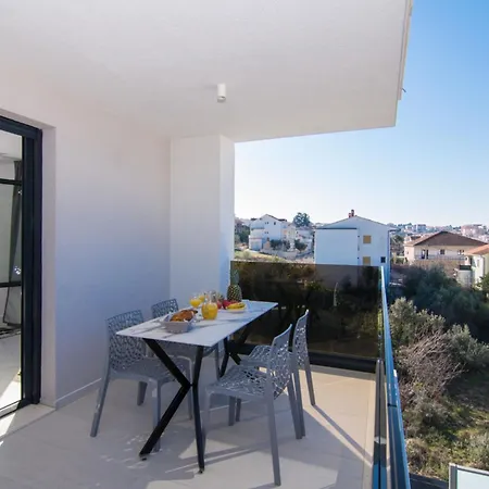 Apartment Luxury With Swimming Pool And Prime Location In *