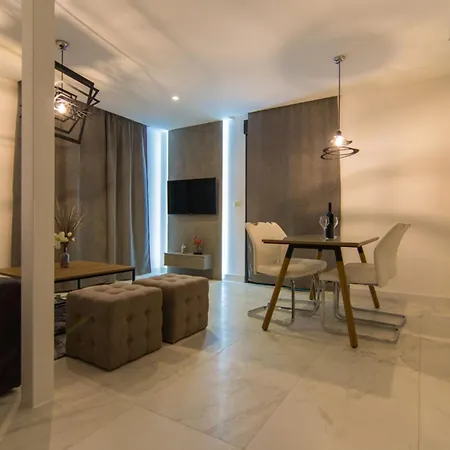 Luxury With Swimming Pool And Prime Location In *