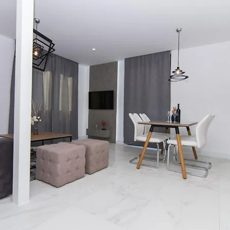 Luxury With Swimming Pool And Prime Location In Apartment Trogir