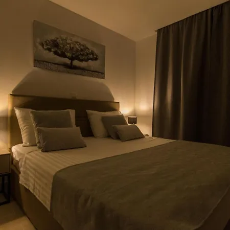Luxury With Swimming Pool And Prime Location In Apartment
