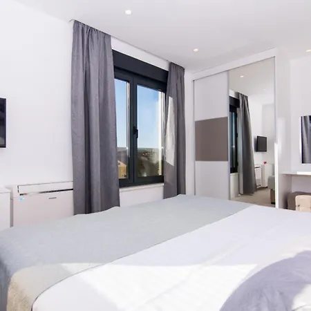 Apartment Luxury With Swimming Pool And Prime Location In *