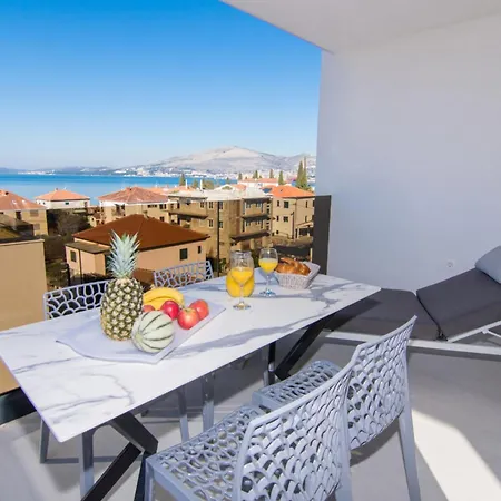 Luxury With Swimming Pool And Prime Location In Apartment Trogir