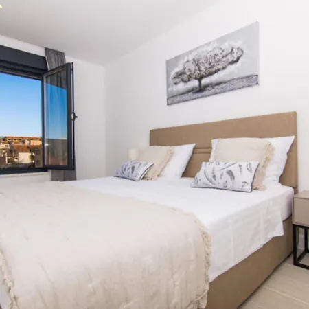 Apartment Luxury With Swimming Pool And Prime Location In *