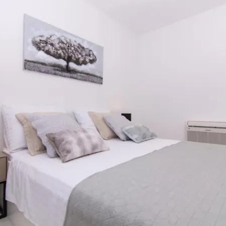 Luxury With Swimming Pool And Prime Location In Apartment *