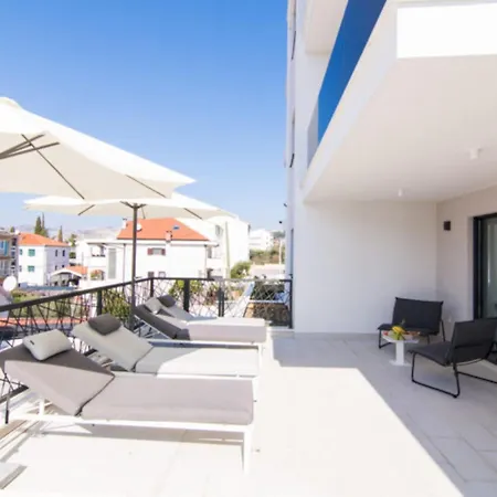 Luxury With Swimming Pool And Prime Location In Apartment Trogir