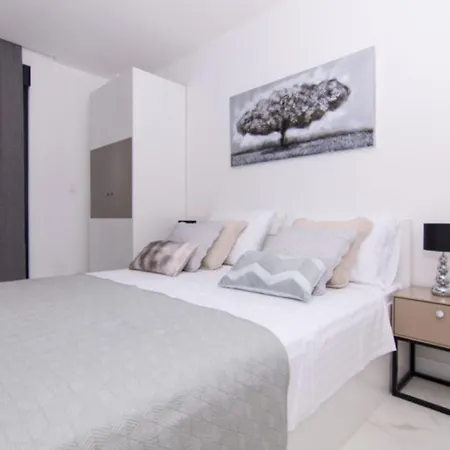 Apartment Luxury With Swimming Pool And Prime Location In *