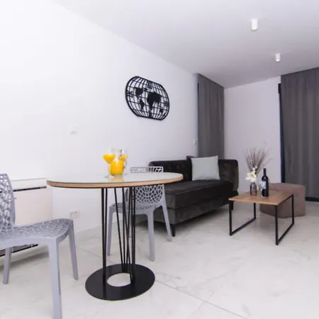 Luxury With Swimming Pool And Prime Location In *