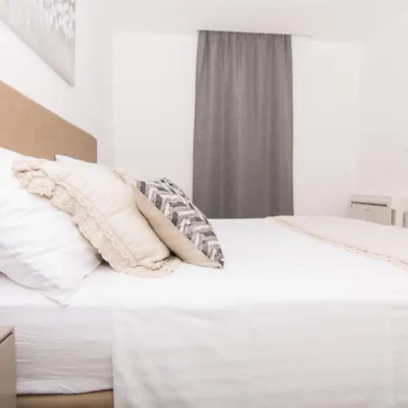 Luxury With Swimming Pool And Prime Location In Apartment