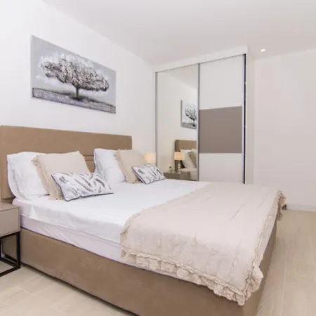 Luxury With Swimming Pool And Prime Location In Apartment *