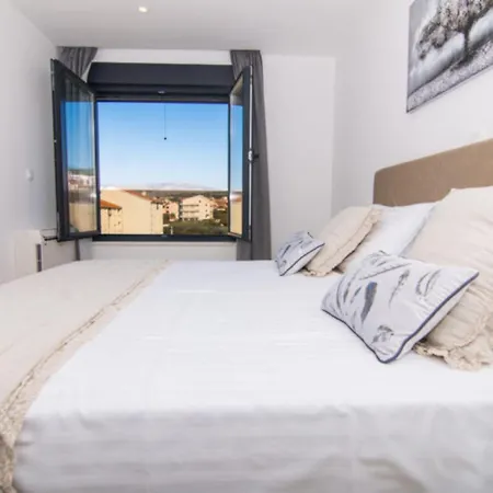 Luxury With Swimming Pool And Prime Location In *