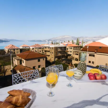 Luxury With Swimming Pool And Prime Location In Apartment Trogir