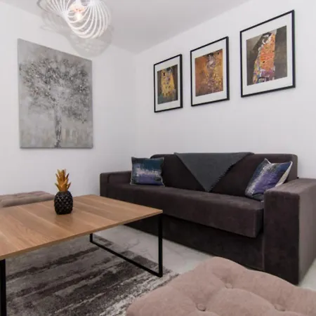 Apartment Luxury With Swimming Pool And Prime Location In *