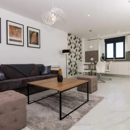 Apartment Luxury With Swimming Pool And Prime Location In