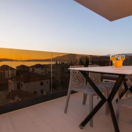 Luxury With Swimming Pool And Prime Location In Apartment