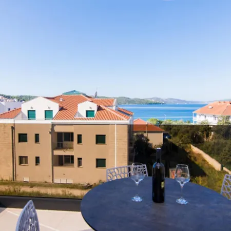 Luxury With Swimming Pool And Prime Location In Apartment Trogir