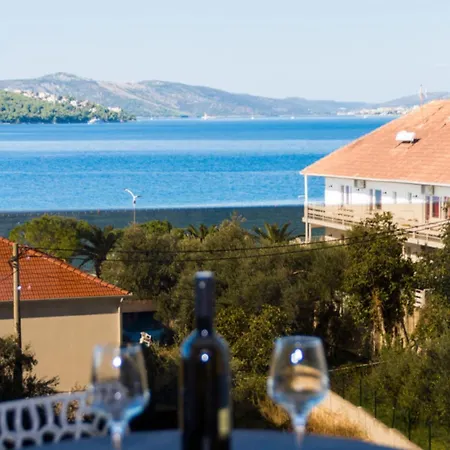 Luxury With Swimming Pool And Prime Location In Apartment Trogir