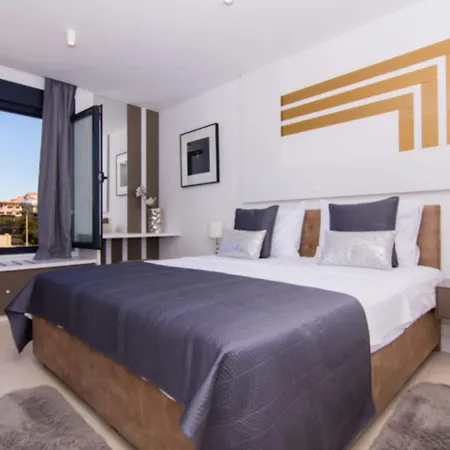 Luxury With Swimming Pool And Prime Location In