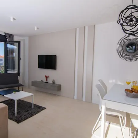 Apartment Luxury With Swimming Pool And Prime Location In